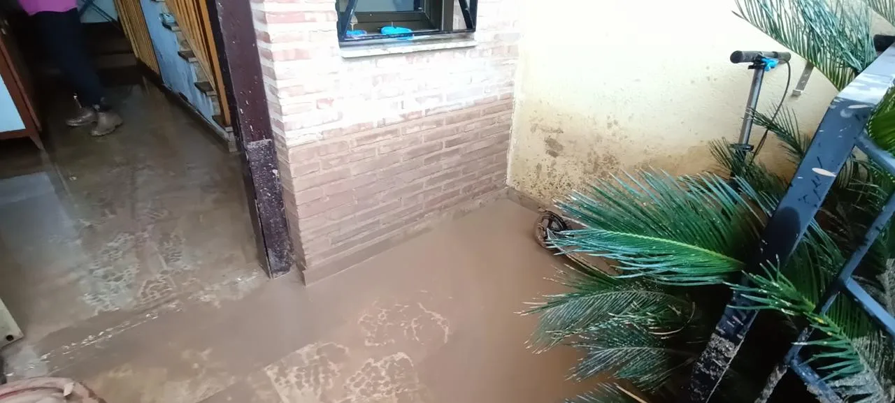 Inundación con barro en vivienda tras lluvias intensas, daños reclamables al seguro de hogar o al Consorcio.
