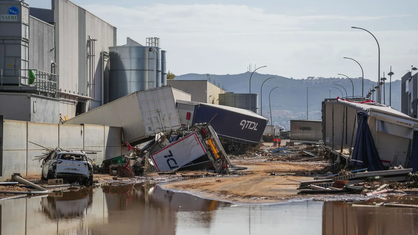 Daños graves en zona industrial tras inundación, con camiones y mercancías afectados, reclamables al seguro o al Consorcio.