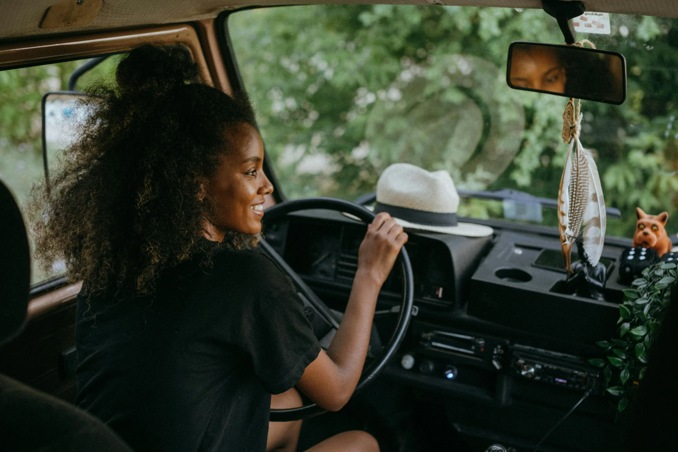 Persona conduciendo un vehículo camperizado