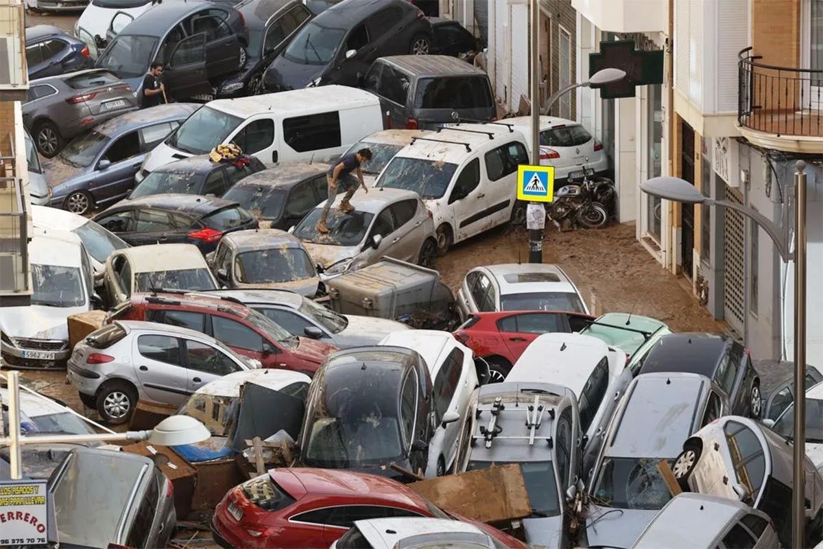 Vehículos afectados por una inundación extraordinaria en una calle urbana, siniestro cubierto por el Consorcio de Compensación de Seguros.