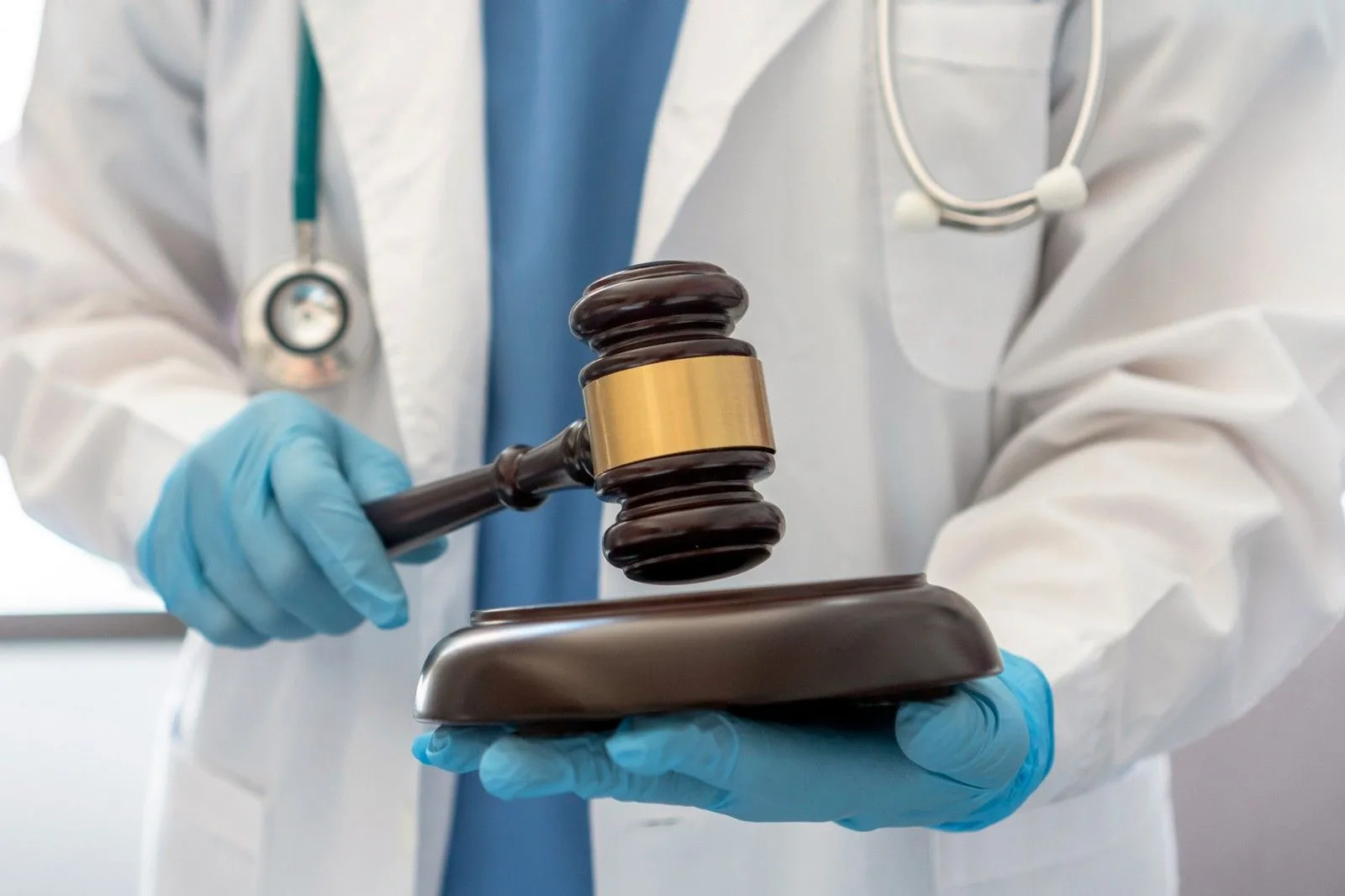 Perito médico dictando sentencia en un peritaje médico