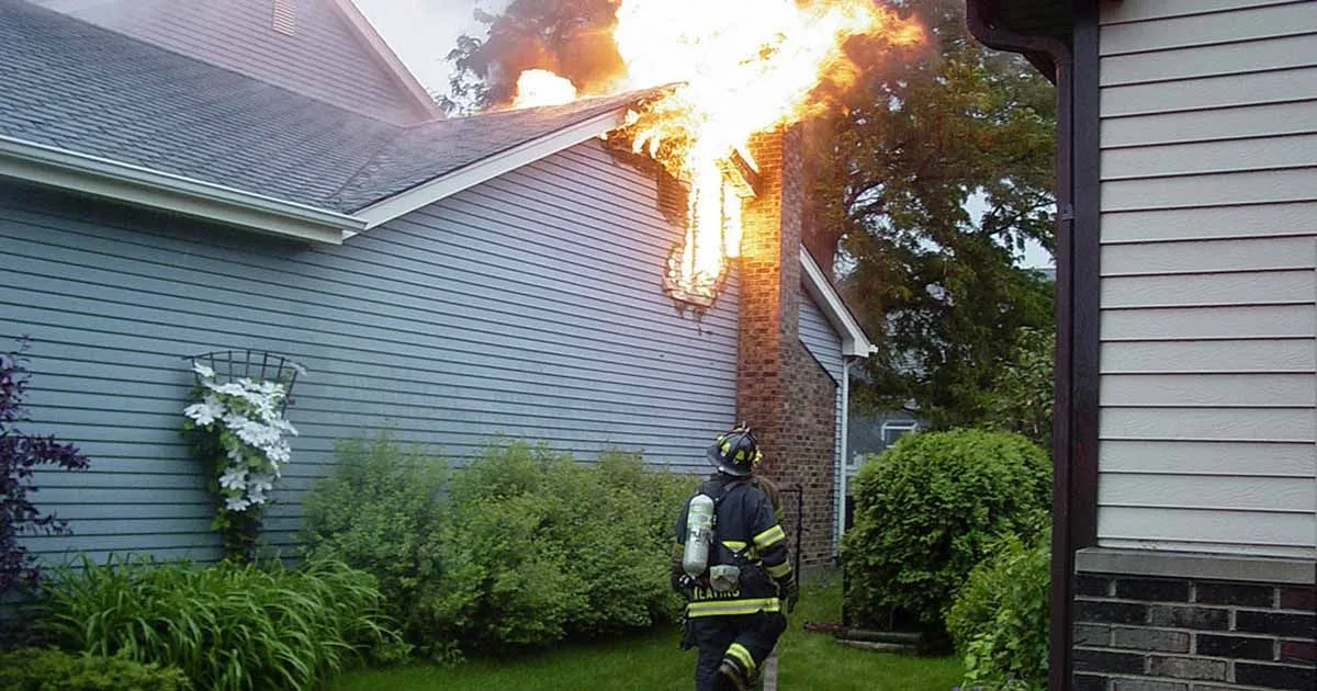 Incendio en una vivienda con daños graves en el tejado.