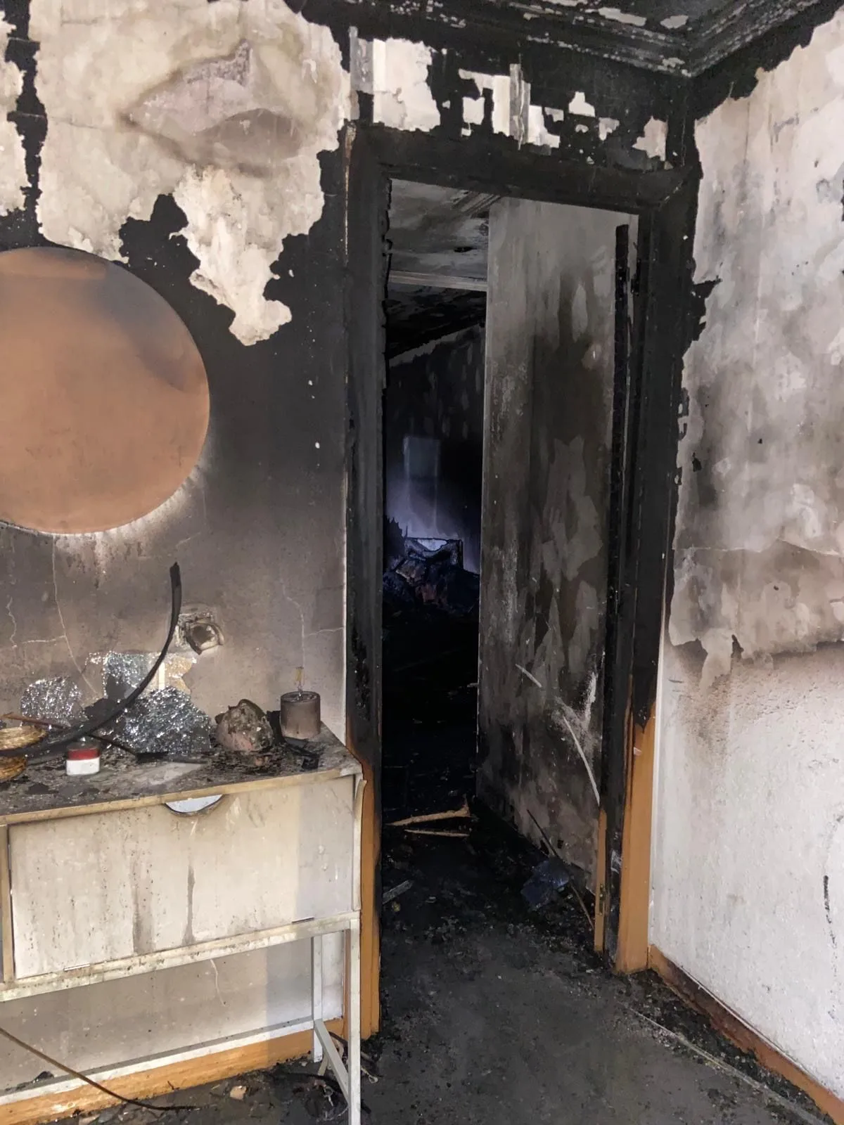 Daños en la casa después de un incendio