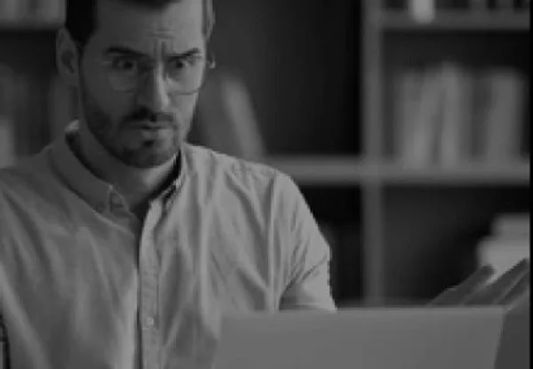 Persona detectando un problema al revisar su reclamación al seguro