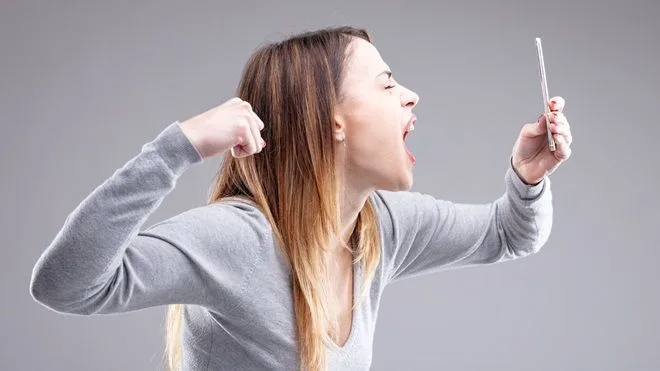 Cliente frustrado hablando por teléfono por su negación a pagar la indemnización