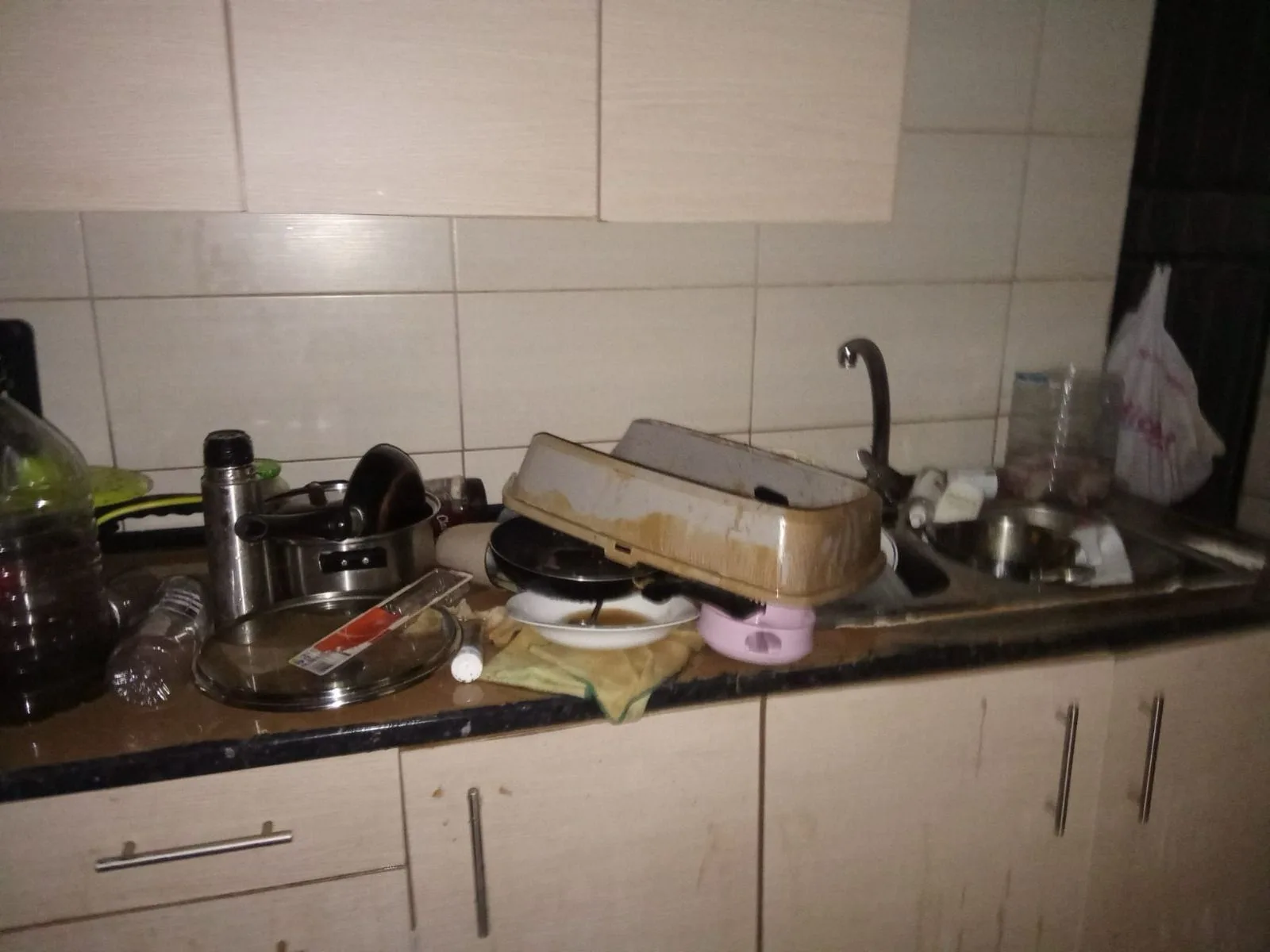 Daños y suciedad en una cocina tras un siniestro en la vivienda